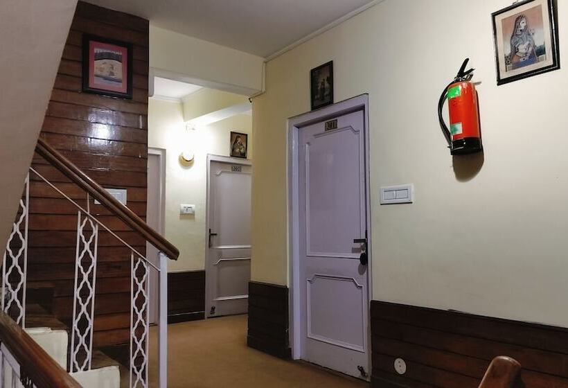 هتل Snow Crest Inn