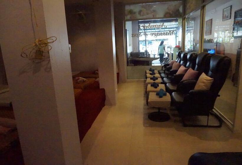 هتل Number 1 Guesthouse & Restaurant