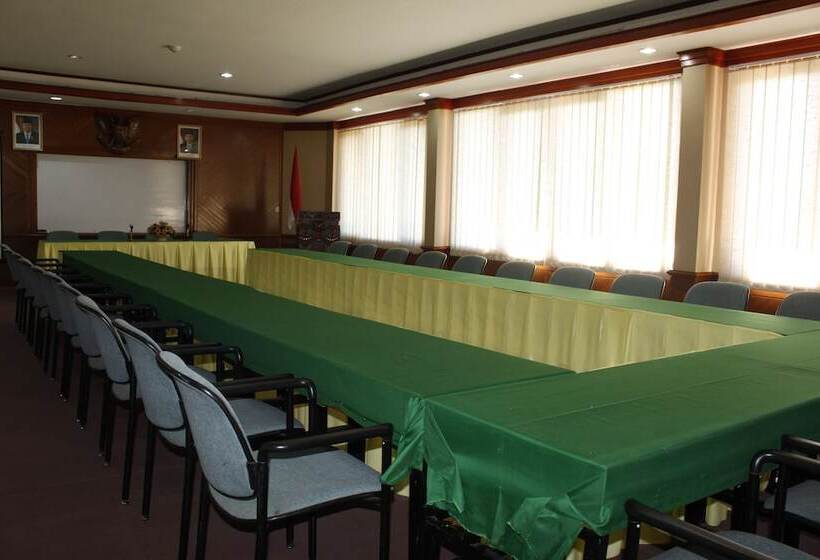 호텔 Surya Pesona Beach