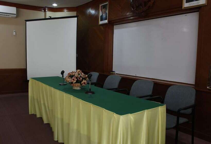 호텔 Surya Pesona Beach