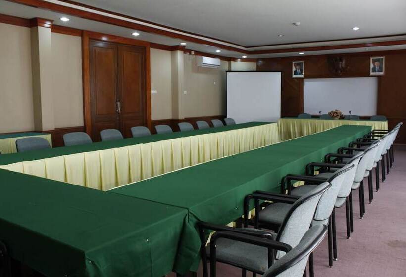 호텔 Surya Pesona Beach