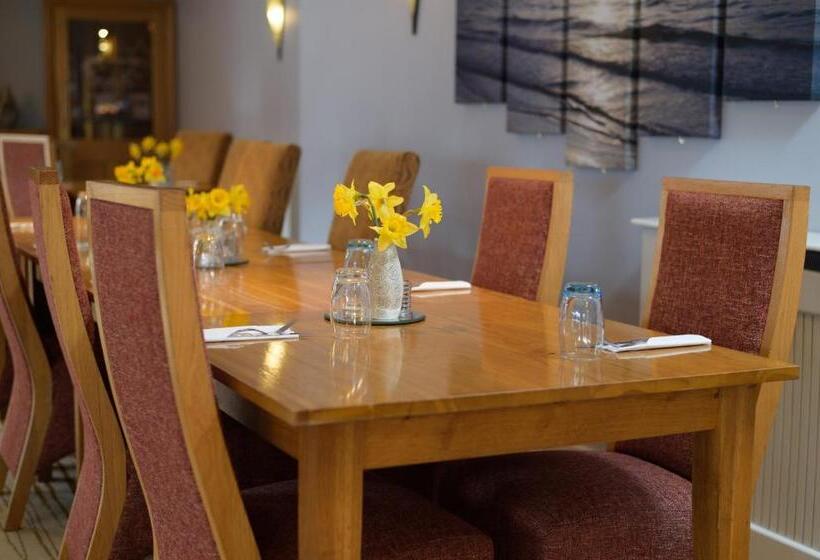 Отель The Britannia Inn & Waves Restaurant