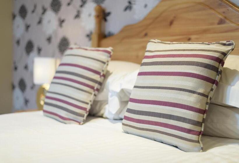 Отель The Britannia Inn & Waves Restaurant