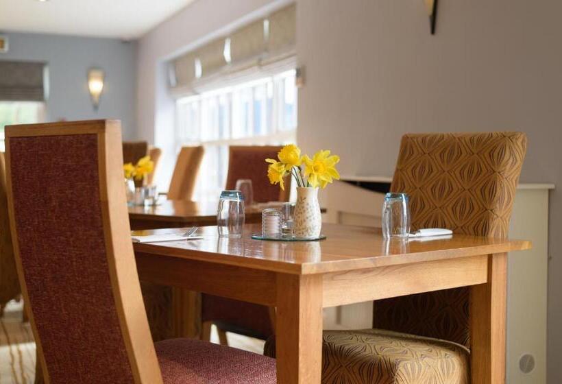 Отель The Britannia Inn & Waves Restaurant