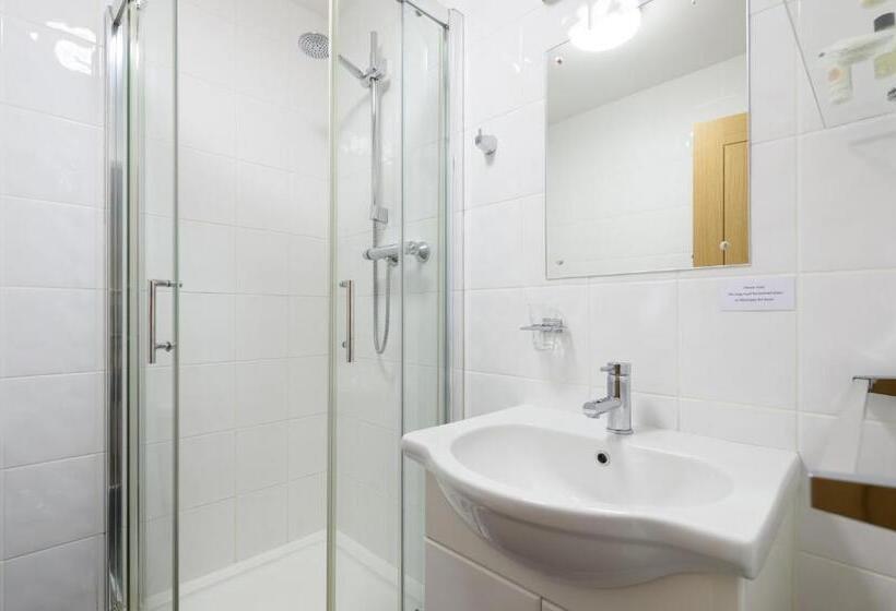 Отель The Britannia Inn & Waves Restaurant