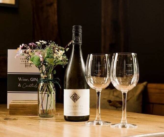 فندق The Sword Inn Hand