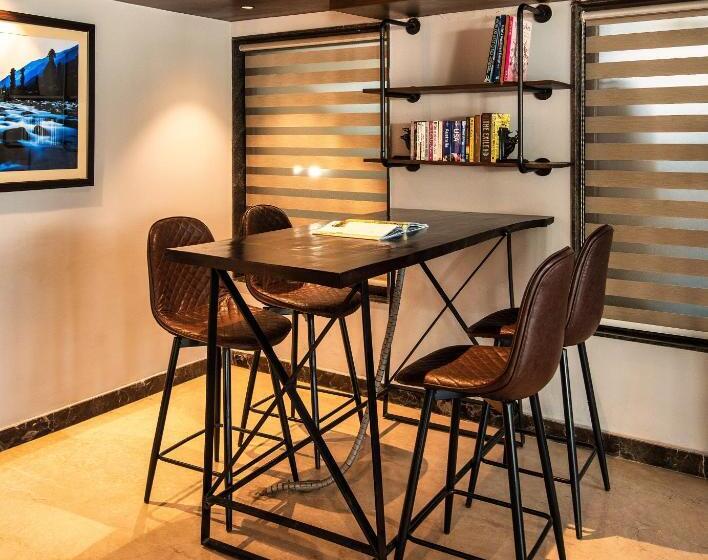 Hotel The Vintage Srinagar At Dal Lake