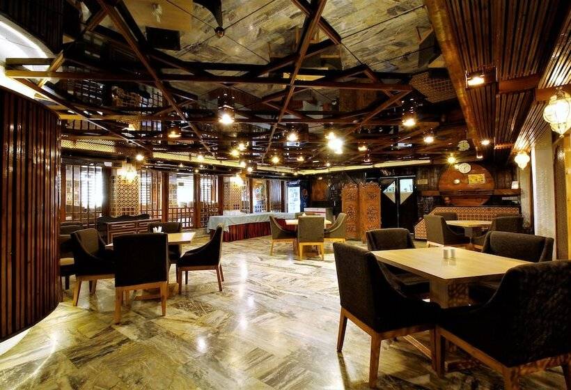 Hotel The Vintage Srinagar At Dal Lake