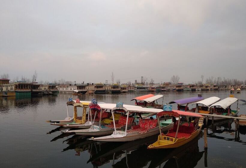 Hotel The Vintage Srinagar At Dal Lake