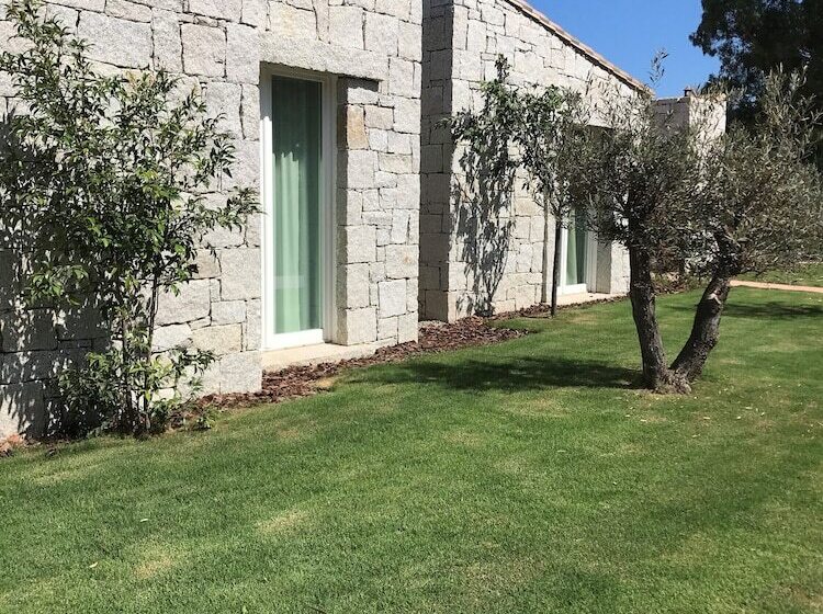 בית מלון כפרי Cala Sinzias Resort