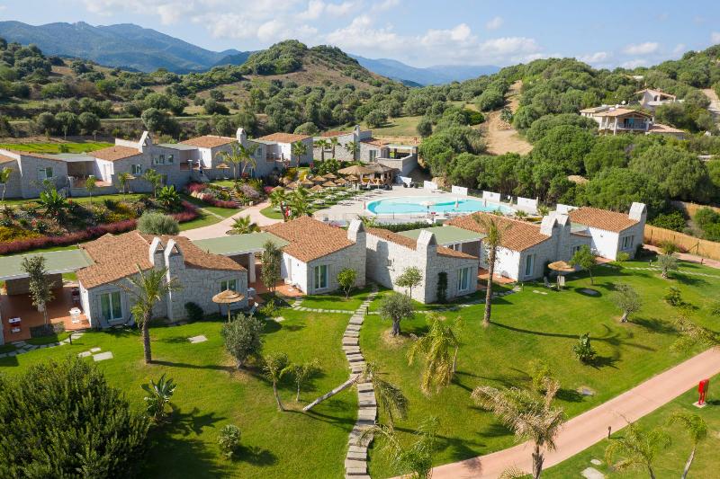 בית מלון כפרי Cala Sinzias Resort