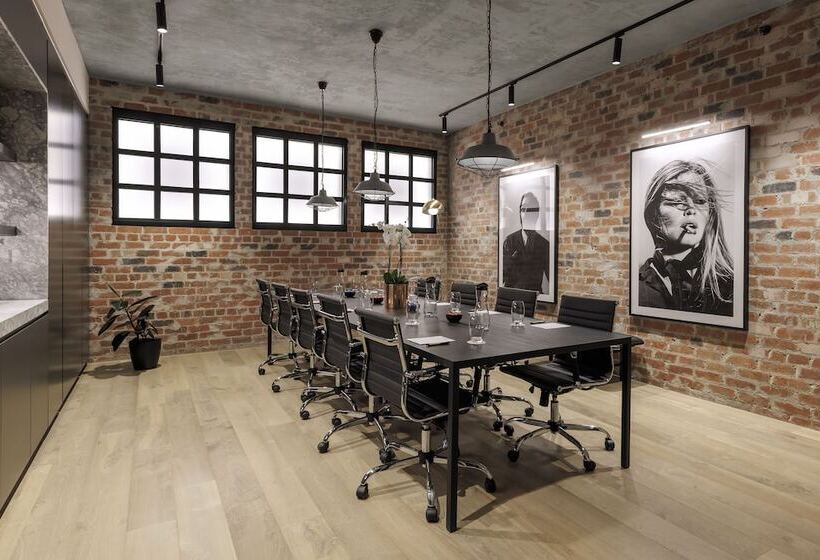 هتل Veriu Collingwood