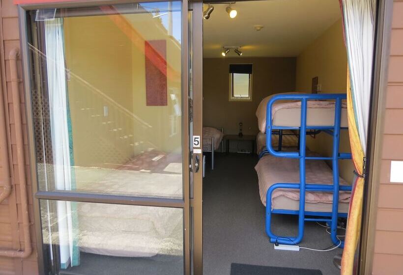 Общежитие Hanmer Backpackers