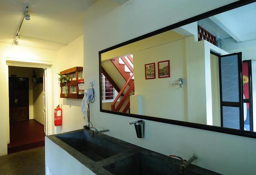 Red Inn Court   Hostel