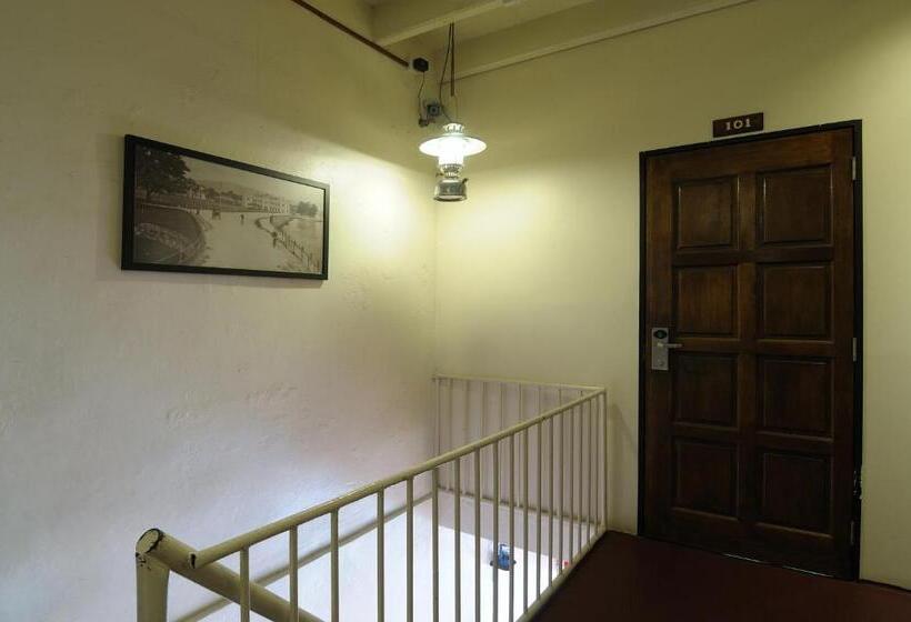 Red Inn Court   Hostel