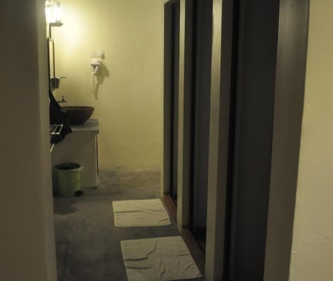 Red Inn Court   Hostel