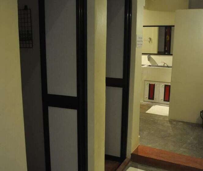 Red Inn Court   Hostel