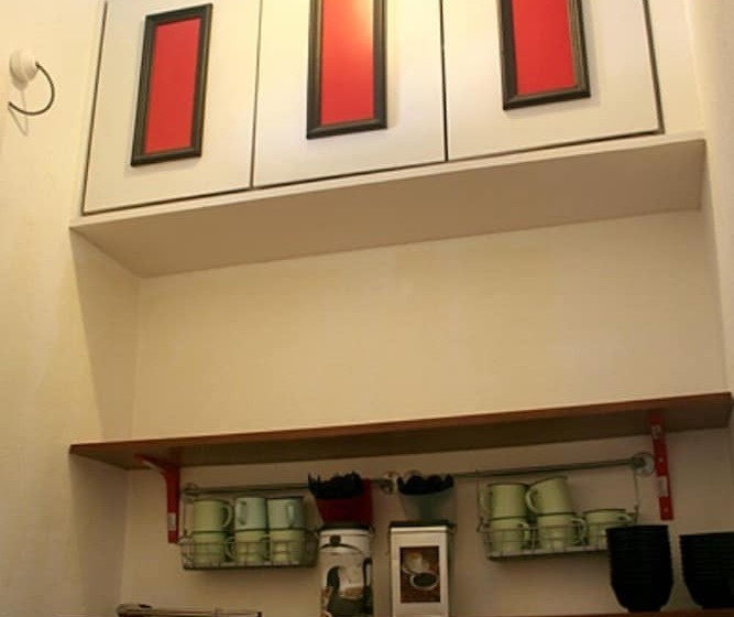 Red Inn Court   Hostel