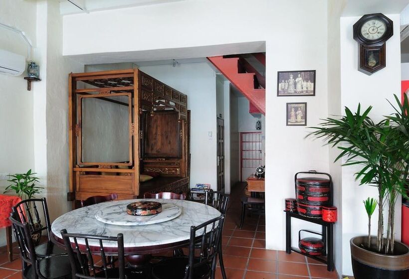 Red Inn Court   Hostel