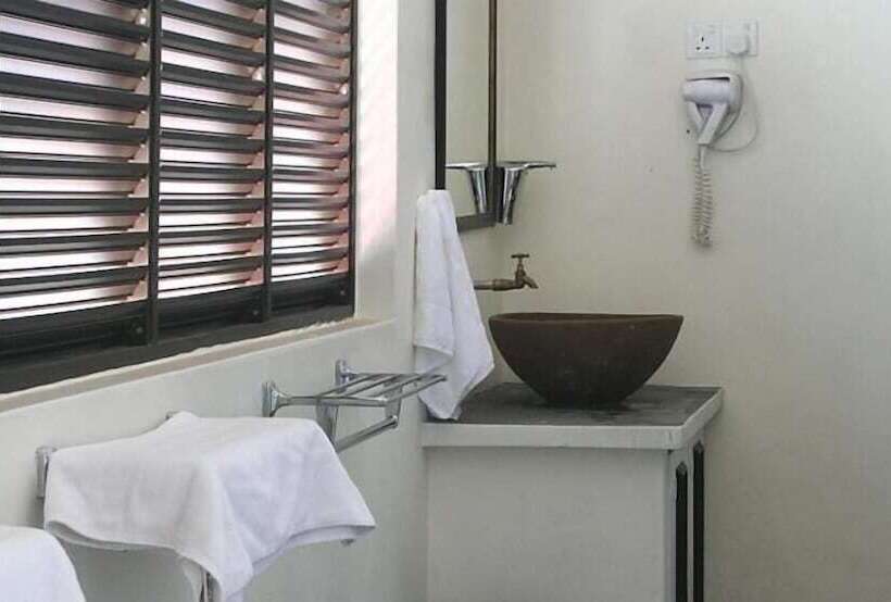 Red Inn Court   Hostel