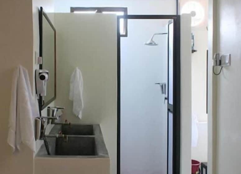 Red Inn Court   Hostel