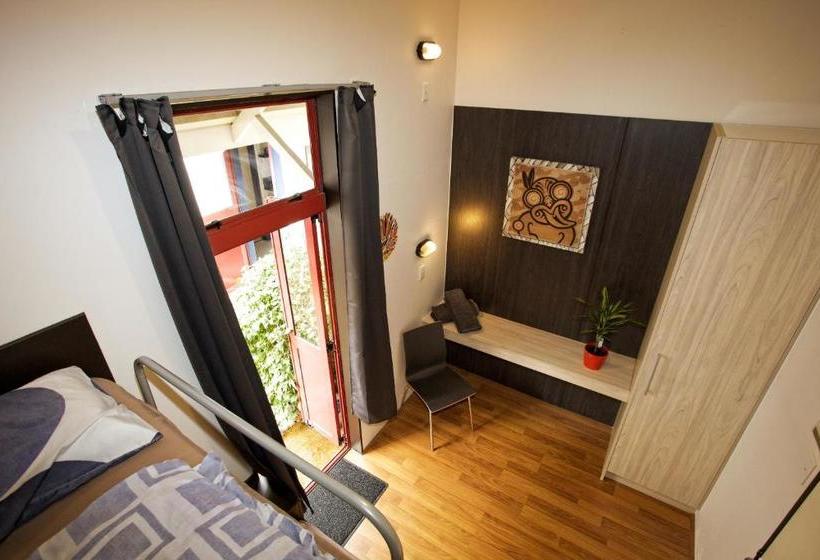 הוסטל Stables Lodge Backpackers