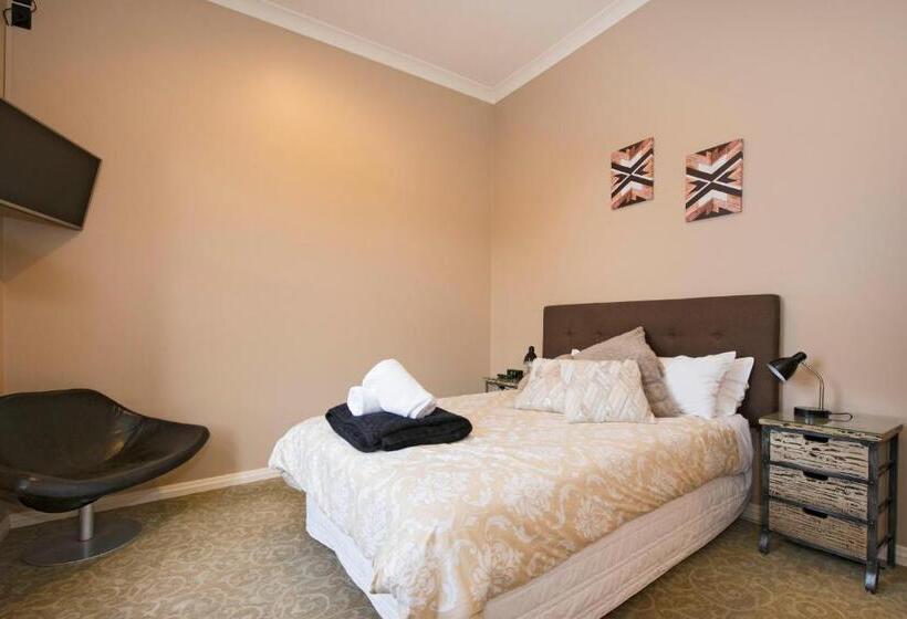 هاستل The Prince Albert Backpackers & Bar