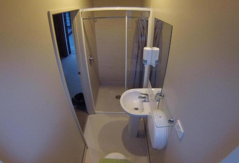 فندق صغير The Prince Albert Backpackers & Bar