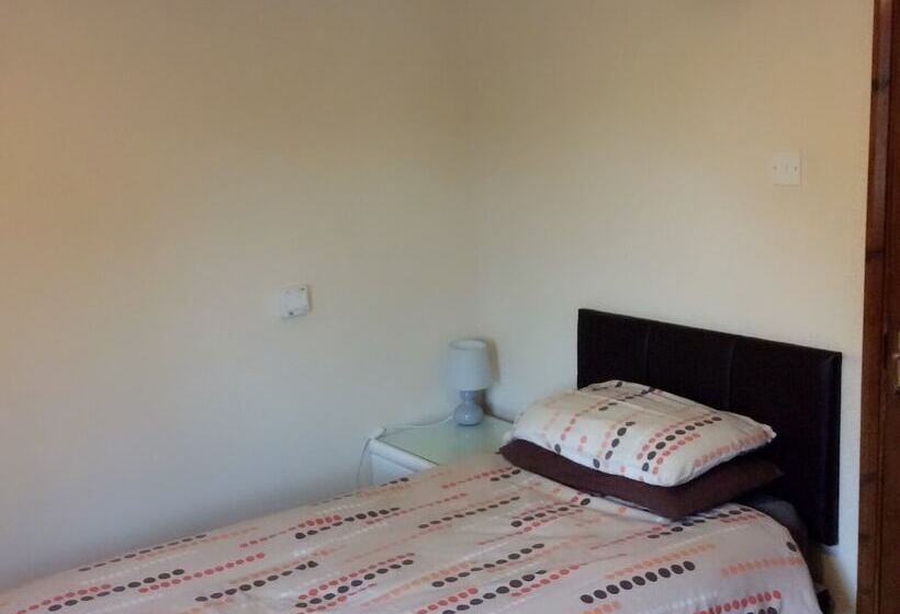 مبيت وإفطار The Lodge Guest House