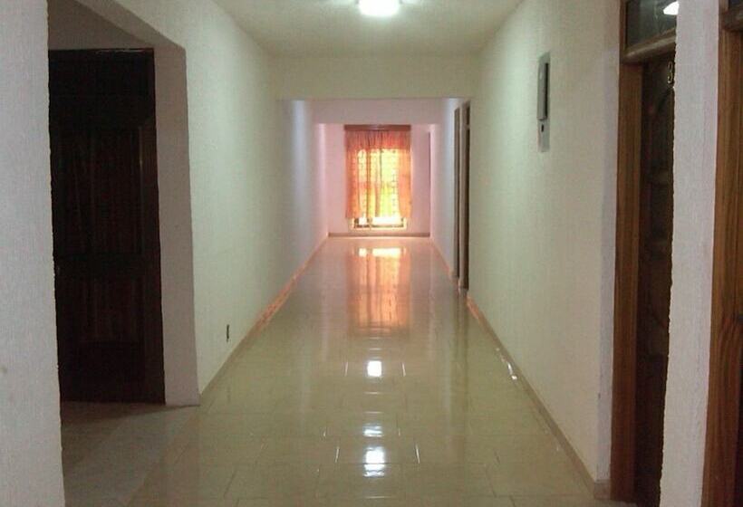 בית מלון כפרי Adinkra Plaza