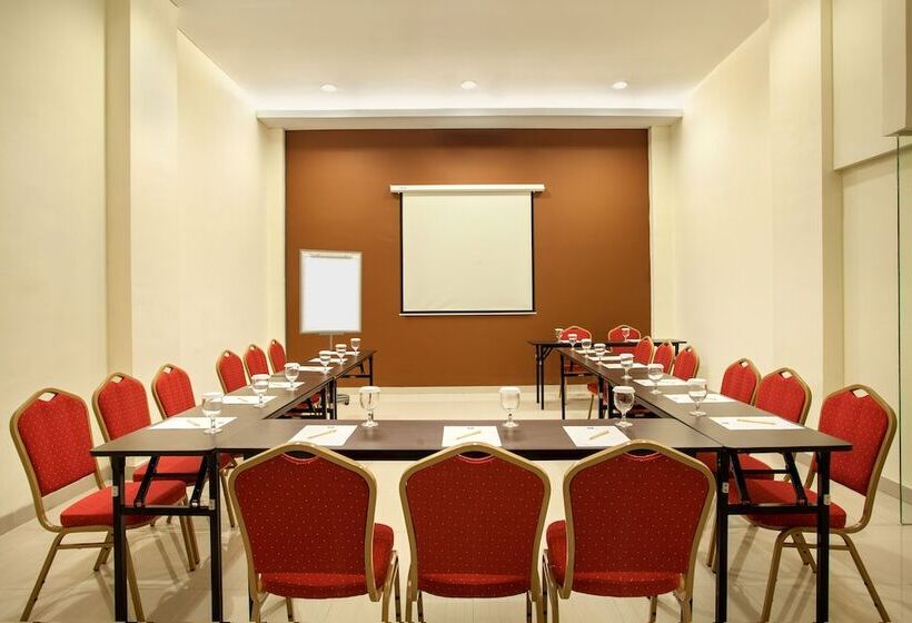 Отель Ibis Budget Semarang Tendean