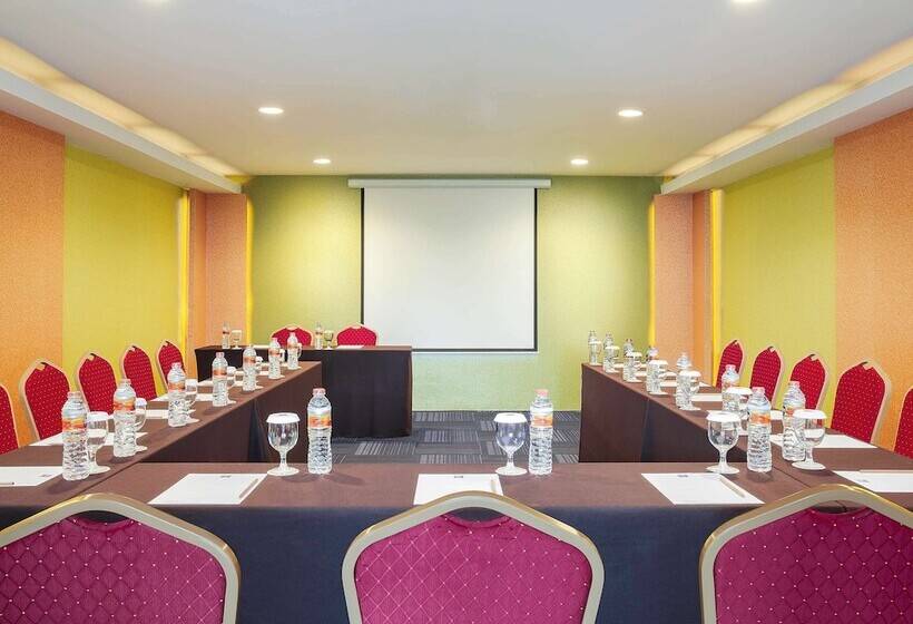 Отель Ibis Budget Semarang Tendean