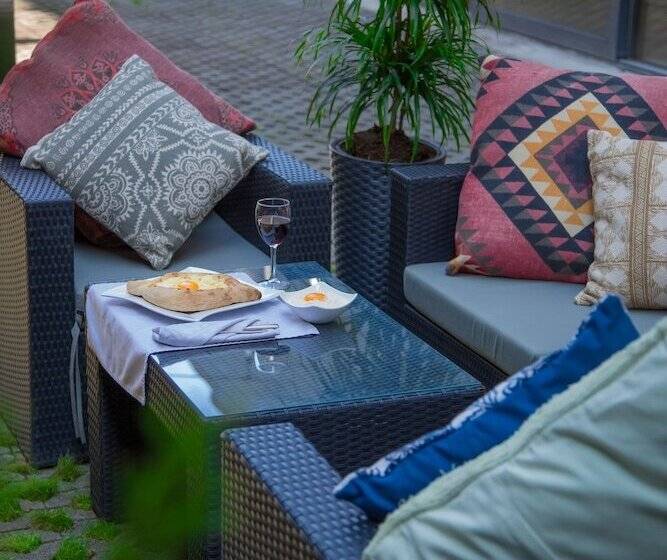 Отель Iveria Inn