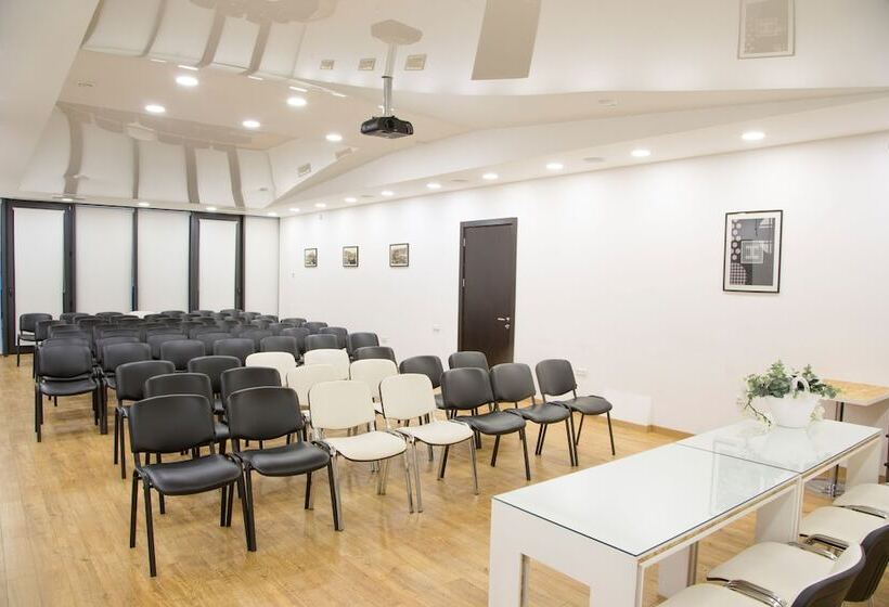 Отель Iveria Inn