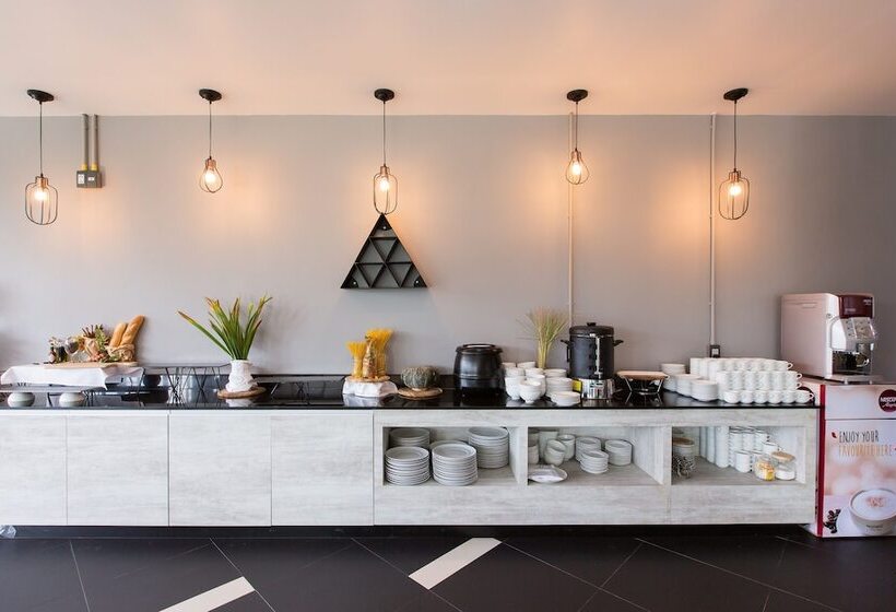 Maya Phuket Airport Hotel Naiyang Beach