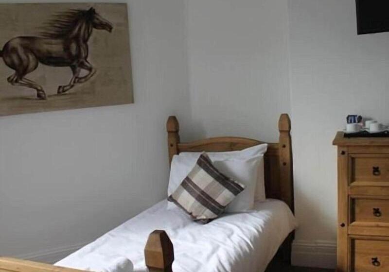 Отель Stonehenge Inn & Shepherds Huts