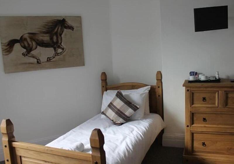 Отель Stonehenge Inn & Shepherds Huts