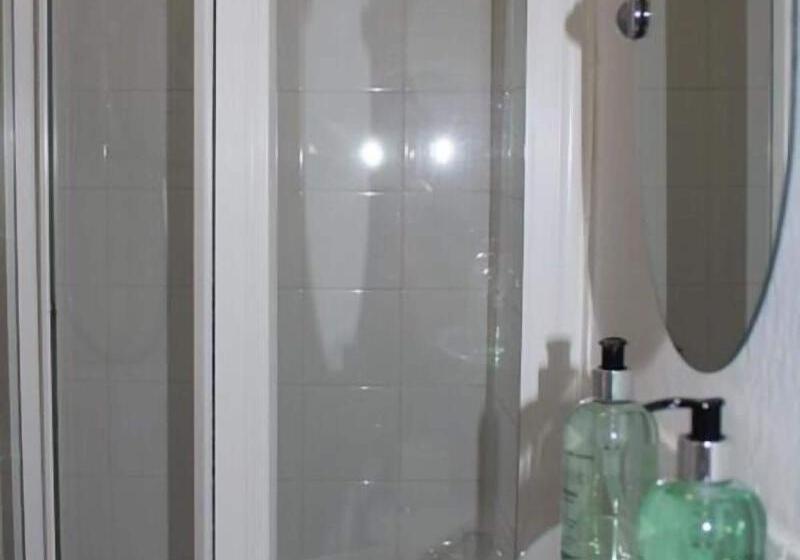 Отель Stonehenge Inn & Shepherds Huts