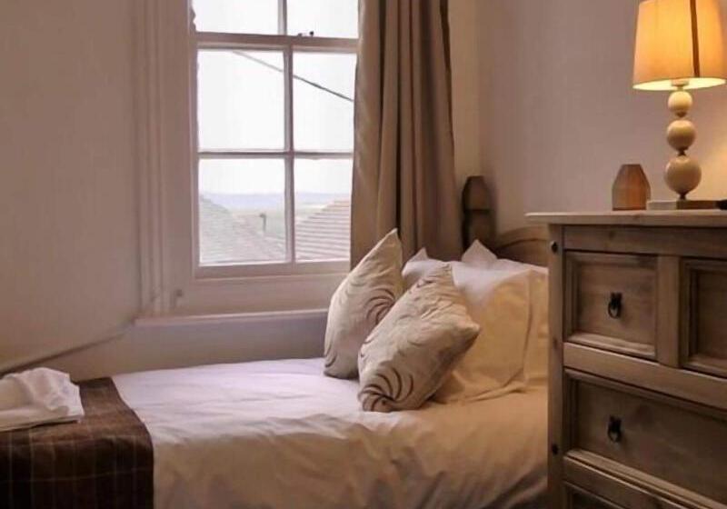 Отель Stonehenge Inn & Shepherds Huts