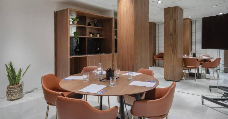 Отель The Level At Melia White House