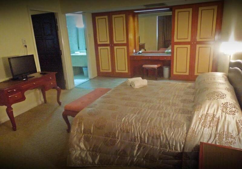 Отель The Putra Regency