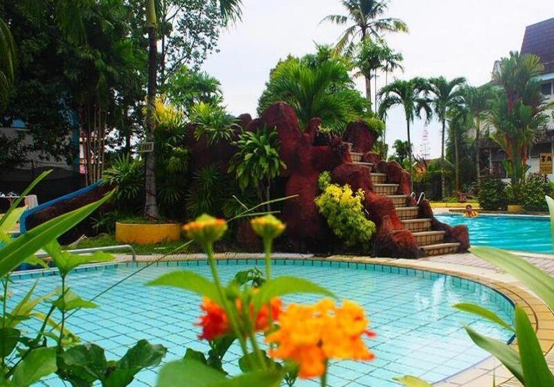 Отель The Putra Regency