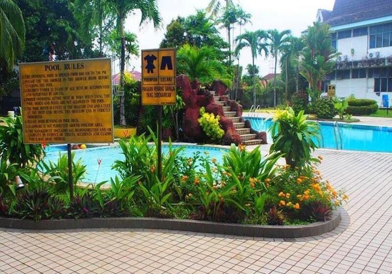 Отель The Putra Regency