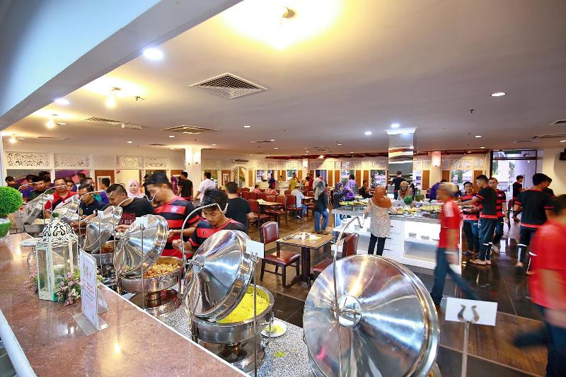 Отель The Putra Regency