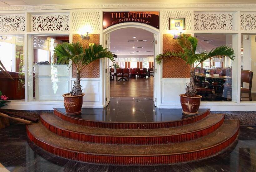 Отель The Putra Regency
