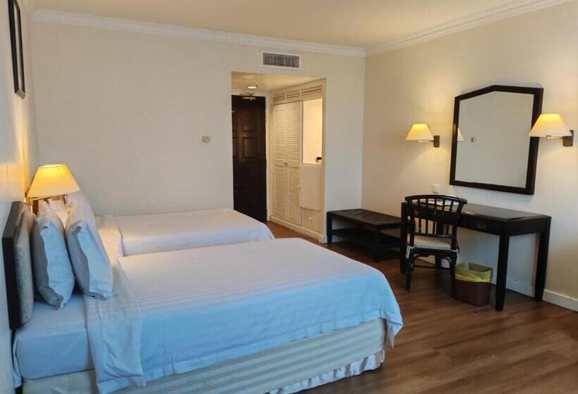 Отель The Putra Regency