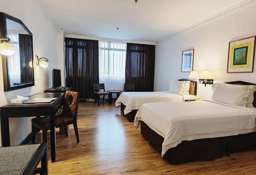 Отель The Putra Regency