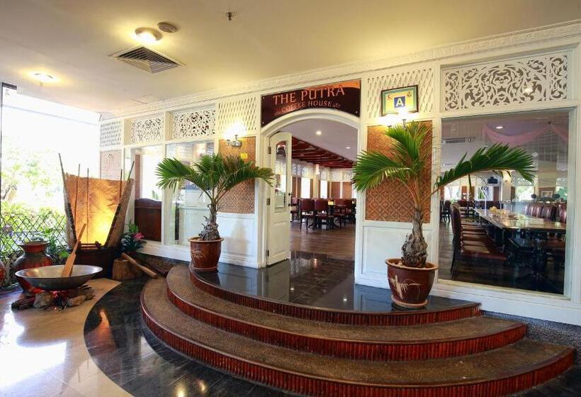 Отель The Putra Regency