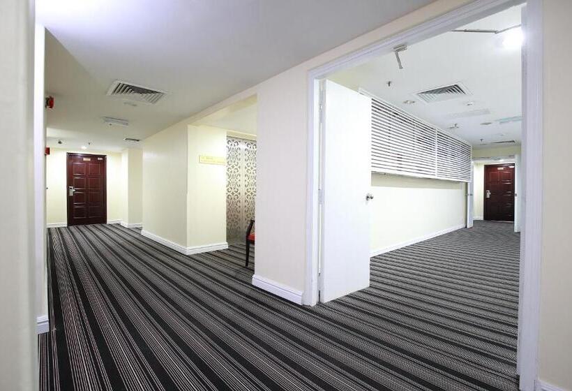 Отель The Putra Regency