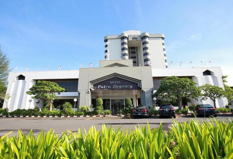 Отель The Putra Regency